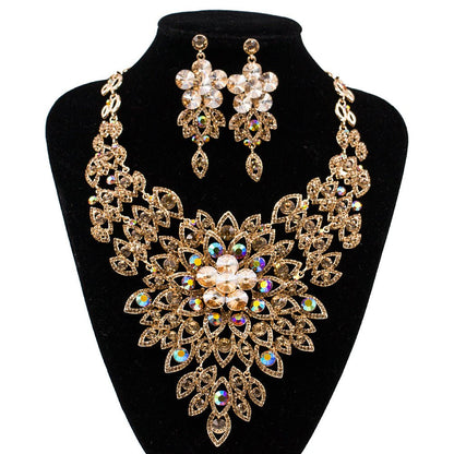 The royal wedding, the Amazon colored glass crystal banquet, the Bridal Necklace, the earring, the big suit - Krosscanada